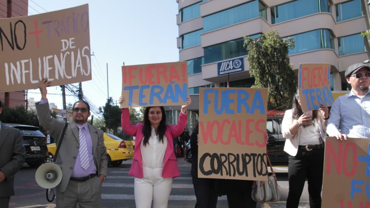 Ciudadanos con pancartas pidiendo la salida de Wilmán Terán.
