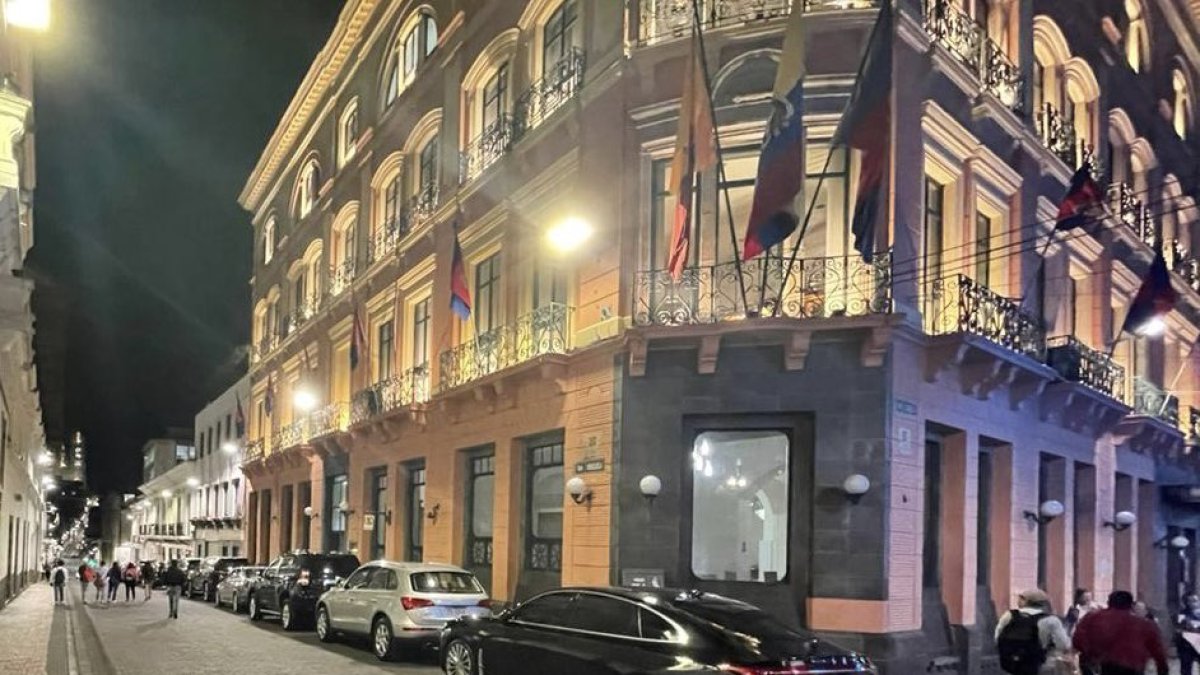 Inadecuado. Está prohibido el paso de automotores por las calles peatonizadas del centro de la ciudad