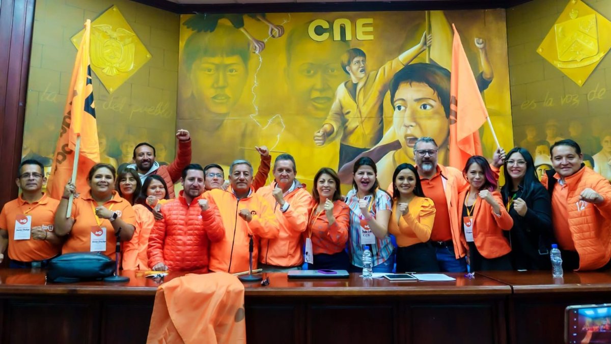 La facción que apoya a Ledesma (c) celebró la decisión del Consejo Nacional Electoral.