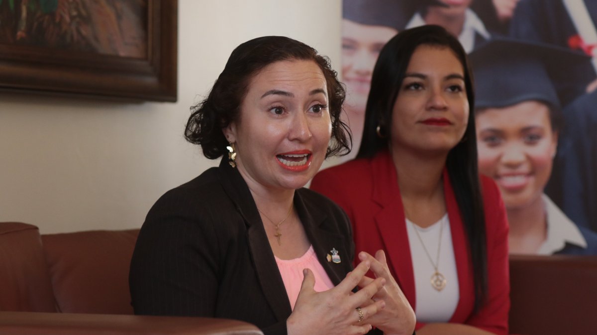 Cita. Olga Bashbush y Belén Robles explican detalles sobre la feria de universidades.