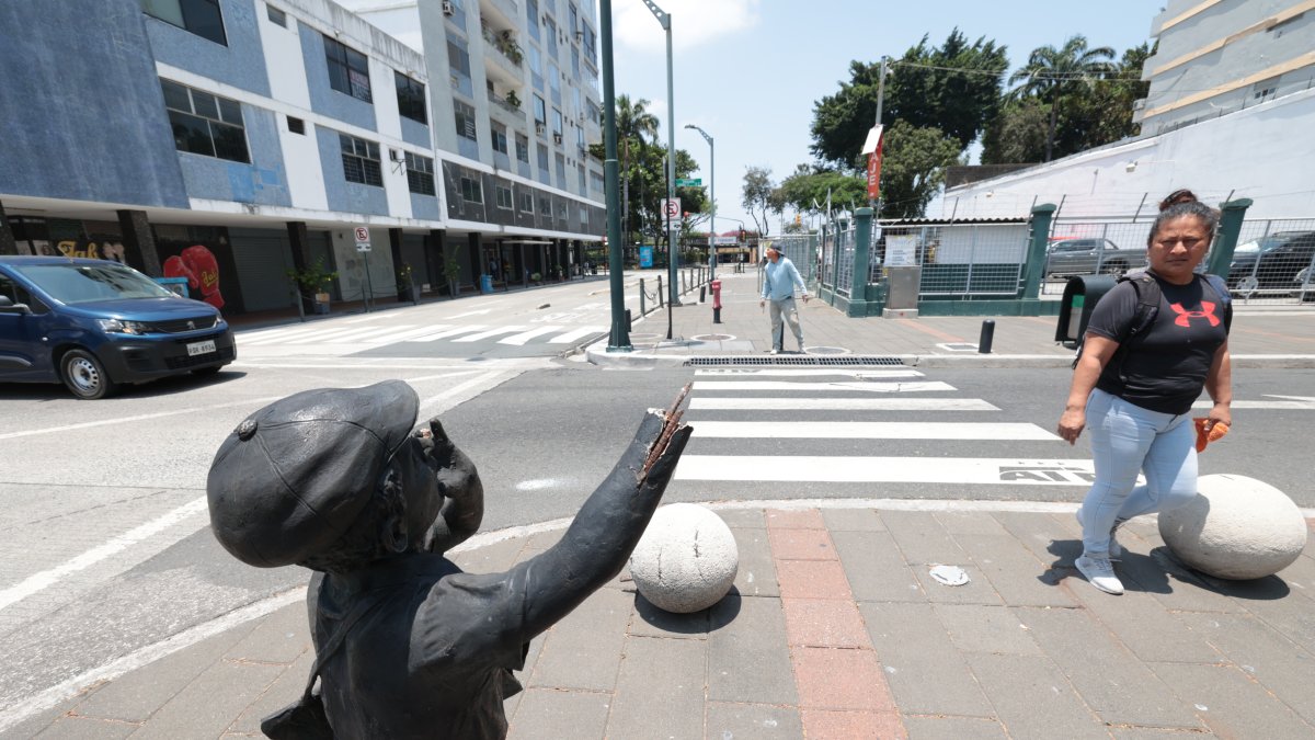 Situación. La escultura registra daños en la parte de su mano derecha.