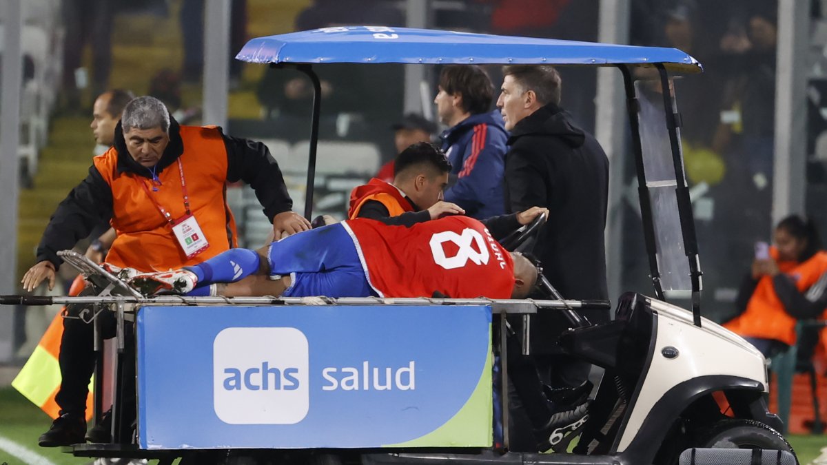 Arturo Vidal, de Chile, sale lesionado en un partido de las Eliminatorias Sudamericanas entre Chile y Colombia, en el estadio Monumental en Santiago.