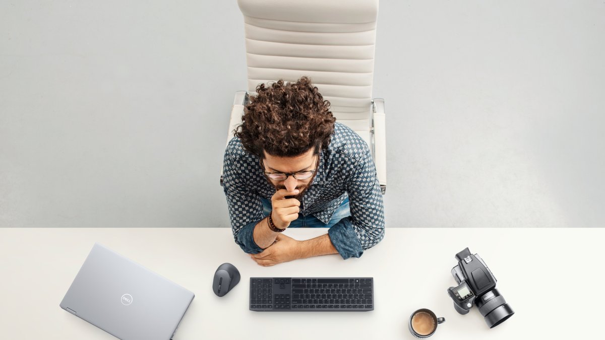 Panorama. Una persona aparece con su ordenador portátil conectado a monitor de alta gama.
