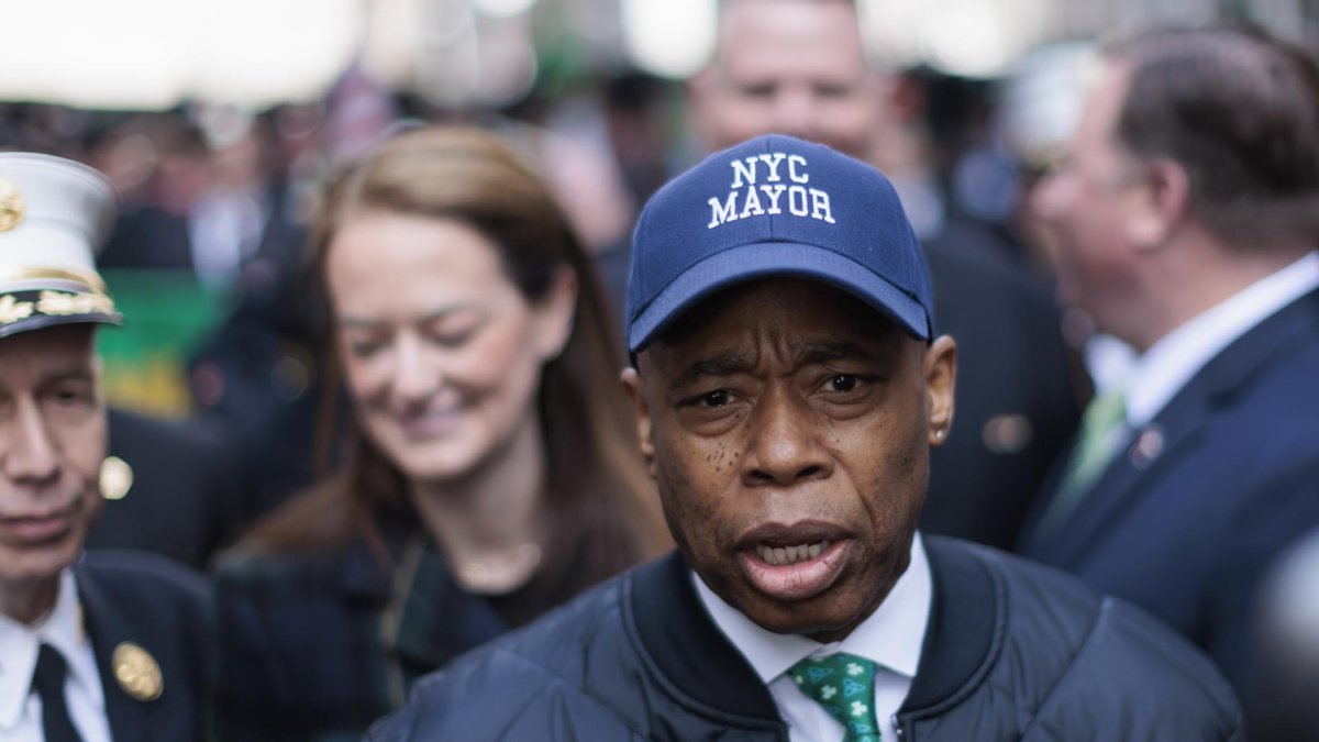 La ciudad de Nueva York ha comenzado a realizar una especie de censo entre la población de inmigrantes recién llegados que sean mayores de 18 años, para determinar quiénes reúnen los requisitos para solicitar un permiso de trabajo.

El alcalde Eric Adams informó al personal que trabaja en los refugios que la ciudad ha abierto para los inmigrantes de que están realizando la encuesta entre los cerca de 40.000 solicitantes de asilo mayores de 18 años que tiene bajo su cuidado.

Adams y la gobernadora del estado de Nueva York, Kathy Hochul, aseguran que hay miles de trabajos disponibles en la ciudad y los campos agrícolas del norte del estado, pero solo están disponibles para los que tienen permiso de trabajo, que a su vez deben haber presentado una solicitud de asilo.

Adams señaló hoy que hasta este 12 de septiembre la ciudad había evaluado a más de 10.000 inmigrantes, un esfuerzo que continuará durante las próximas dos semanas.

Adams y la gobernadora Hochul han reclamado con insistencia a la Administración del presidente Joe Biden que acelere los permisos de trabajo para que los inmigrantes puedan salir del sistema de cuiadados la ciudad, que según el alcalde ya ha llegado al límite de gastos, y pueden comenzar a ser autónomos.

De acuerdo con datos provistos hoy por la Alcaldía, más de 113.300 inmigrantes han sido admitidos en 16 meses en el sistema de albergue público; de ellos más de 59.900 siguen bajo cuidado de la ciudad.

