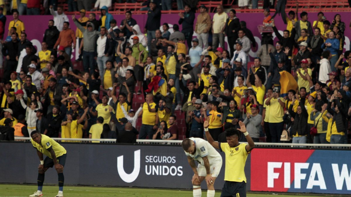 Luego del encuentro entre Ecuador y Uruguay, los jugadores de ambas selecciones terminaron exhaustos por la altura de Quito.