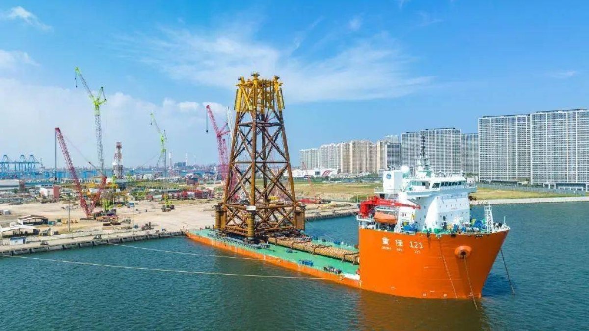 Tránsito. La torre Tongji Hai-1 inicia su traslado hacia el mar oriental de China, donde será instalada.