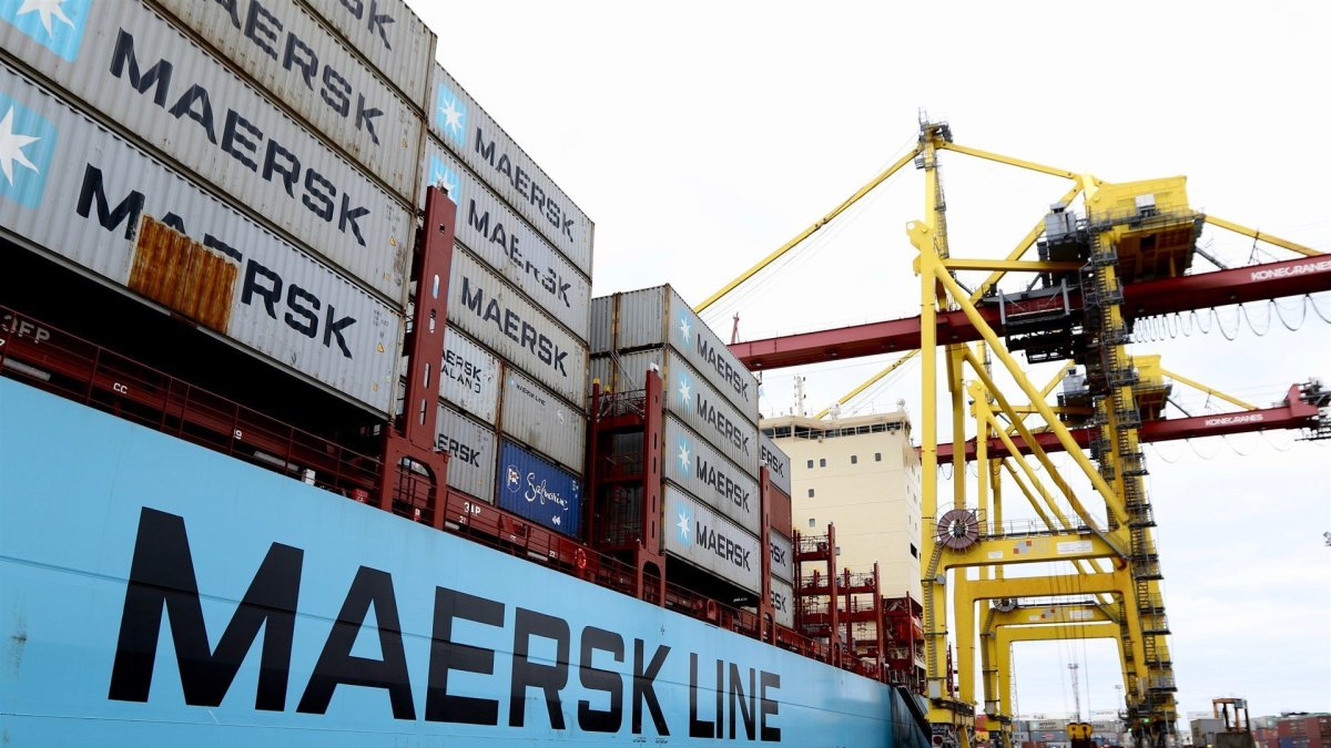 BARCO O BUQUE DE CARGA EN MUELLE DEL PUERTO MARÍTIMO.