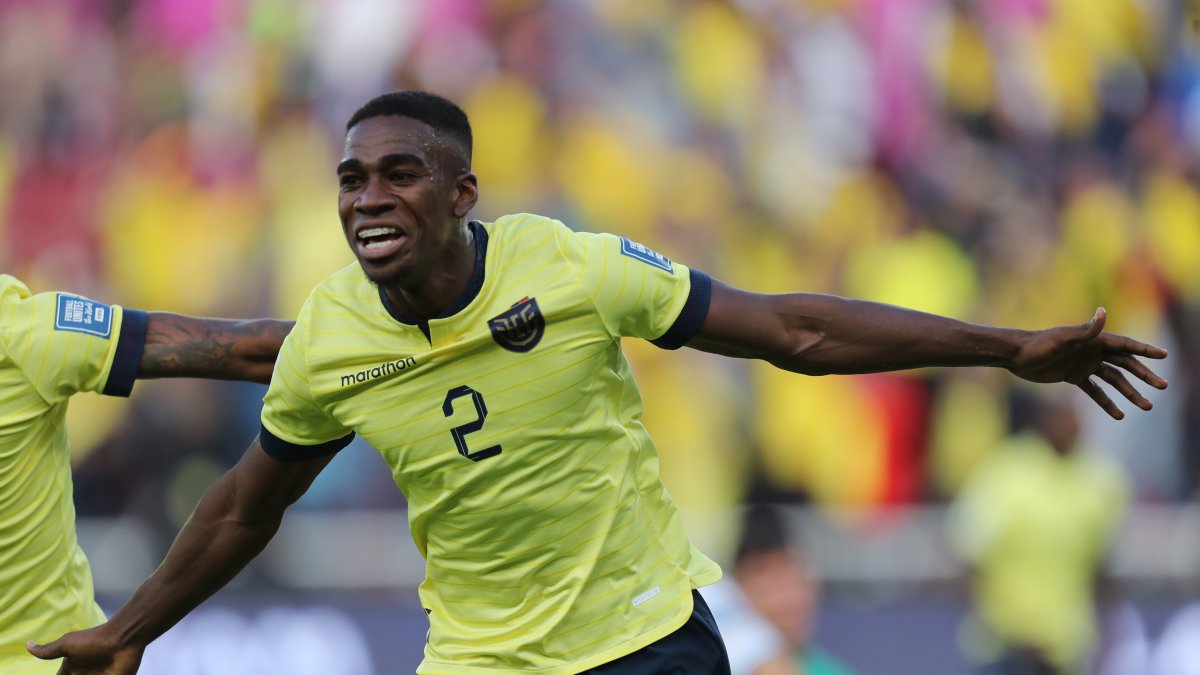 Félix Torres Caicedo de Ecuador celebra un gol, en un partido de las Eliminatorias Sudamericanas para la Copa Mundial de Fútbol 2026 entre Ecuador y Uruguay.