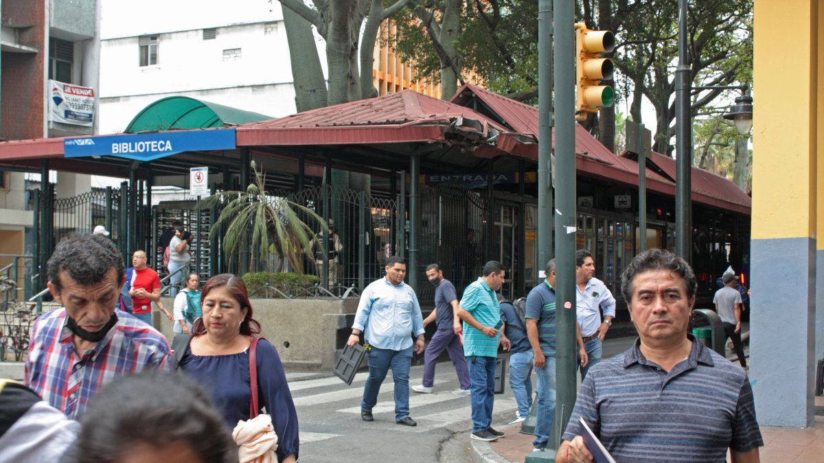 En los exteriores de las paradas de la metrovía los usuarios son atacados, con mucha frecuencia, por delincuentes que les arranchan sus pertenencias y huyen en moto.