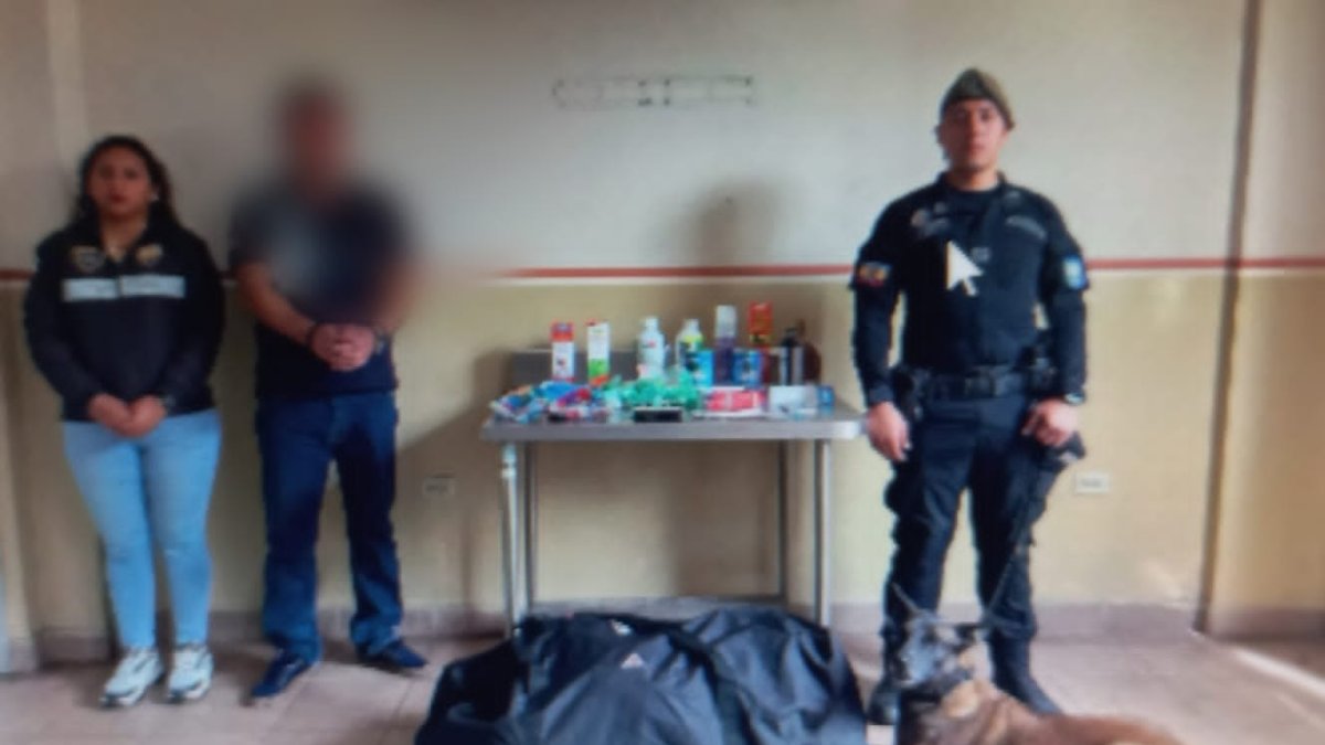 Alerta. El can Issa generó la alerta positiva de droga en una maleta.