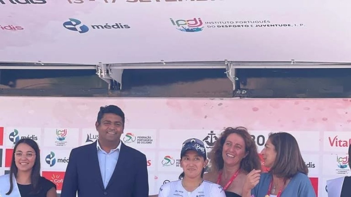 Miryam Núñez (c) en el podio como la ganadora del prólogo de la Volta a Portugal.