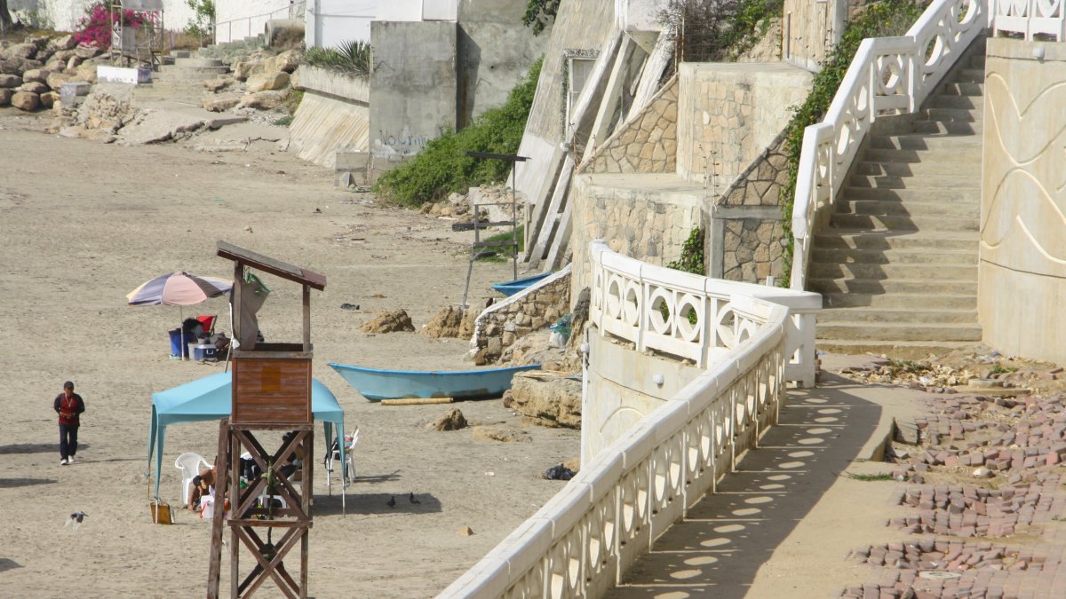 Hecho. Los adoquines del malecón permanecen sueltos o rotos y ya han causado varias caídas a los visitantes.