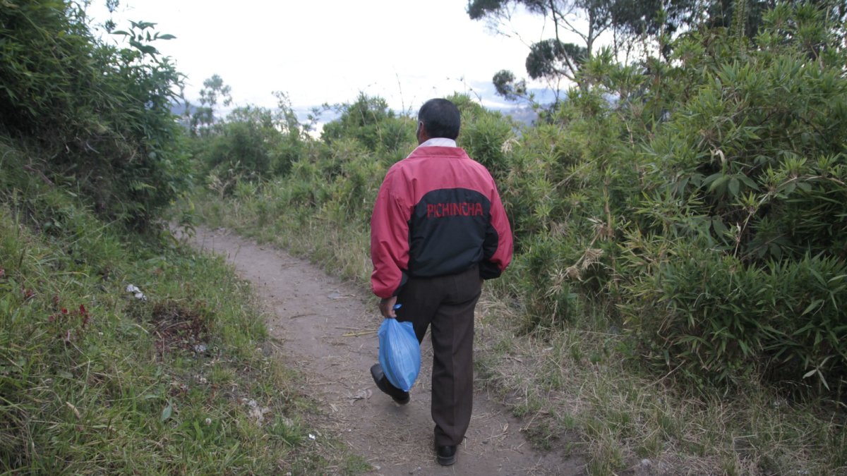 Vía. Este es el paso por el que transitan quienes viven en este sector, en la mañana o noche, para poder ir a sus viviendas o salir a la zona
