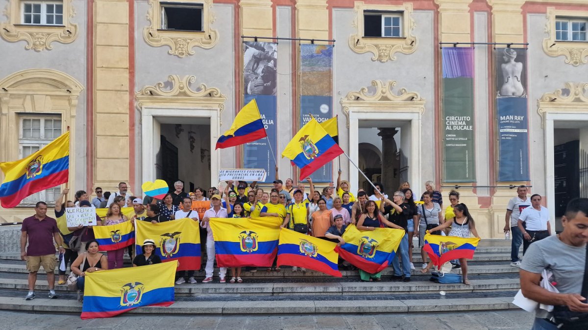 Migrantes ecuatorianos residentes en Génova realizaron un plantón el pasado 26 de agosto para exigir su derecho al voto.