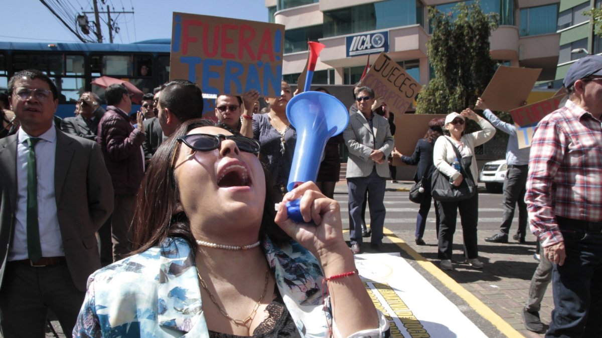 Protesta. Menos de medio centenar de abogados del gremio de Pichincha protestó afuera de la Judicatura.