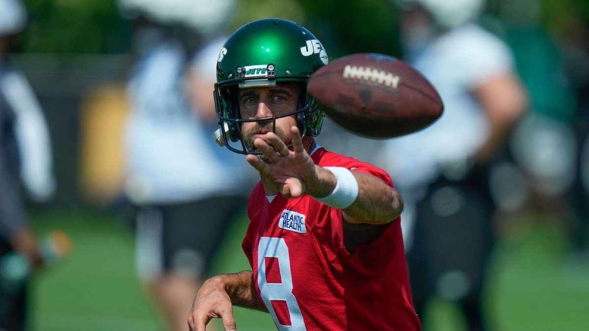 Tras la salida del legendario Tom Brady, Rodgers, quien cumplirá 40 años en diciembre, pasó a ser uno de los más experimentados.