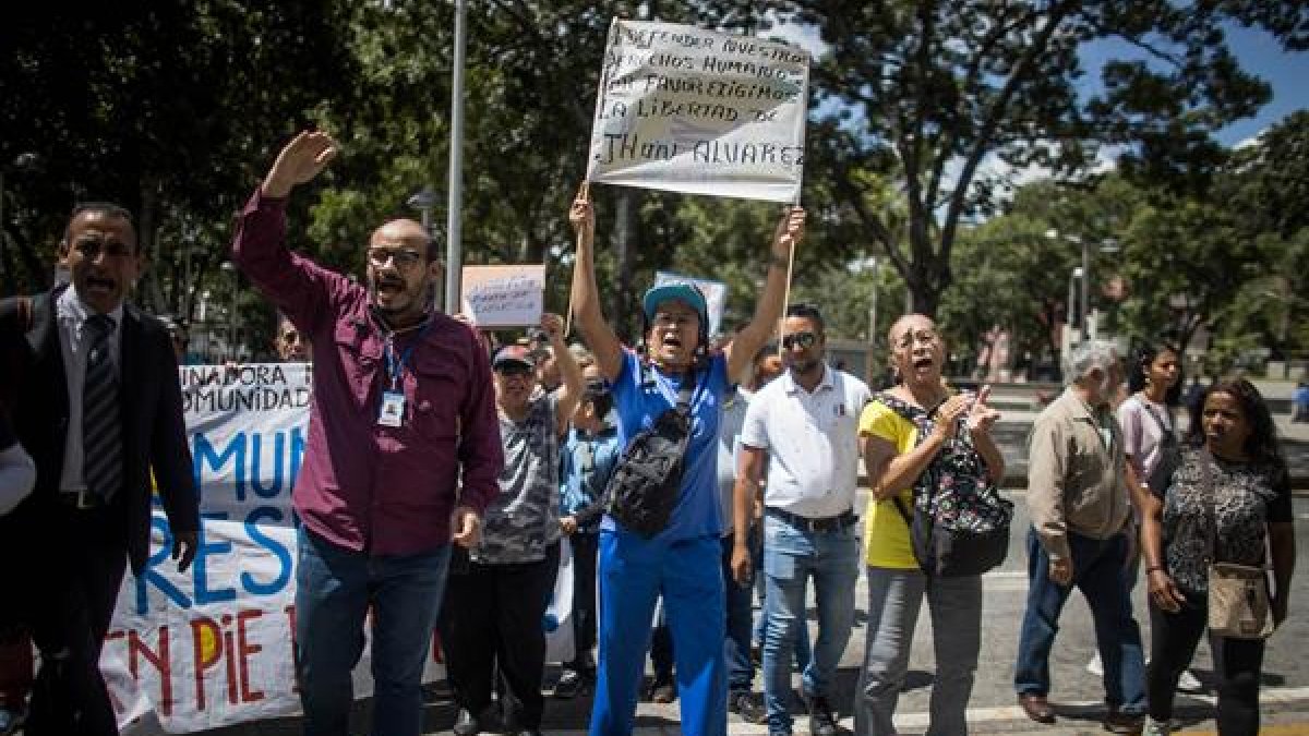 Un grupo de personas reclamó afuera de la Fiscalía