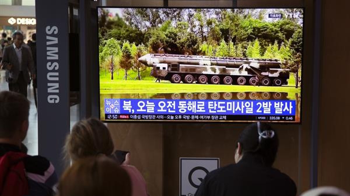 Espectadores surcoreanos ven en la noticia del lanzamiento hoy de dos misiles norcoreanos durante la visita a Rusia del líder norcoreano