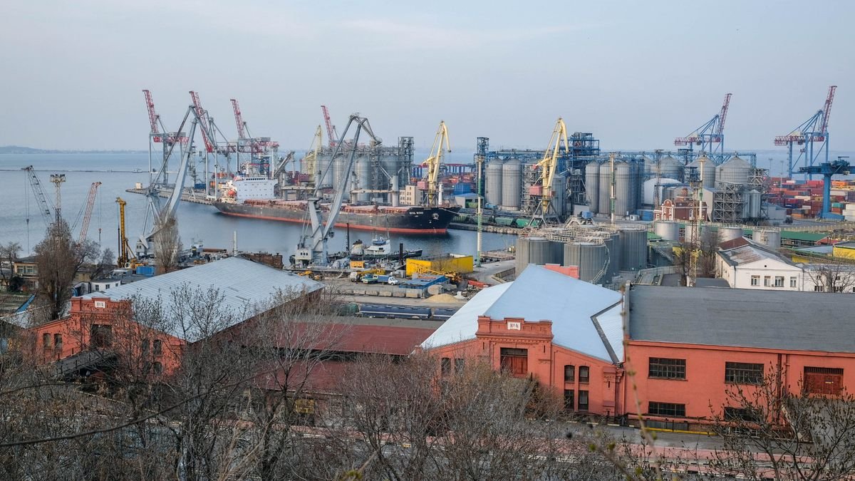 Puerto comercial de Odesa, el pasado mes de marzo, en el que este sábado se ha producido un ataque con misiles rusos, según Kiev.