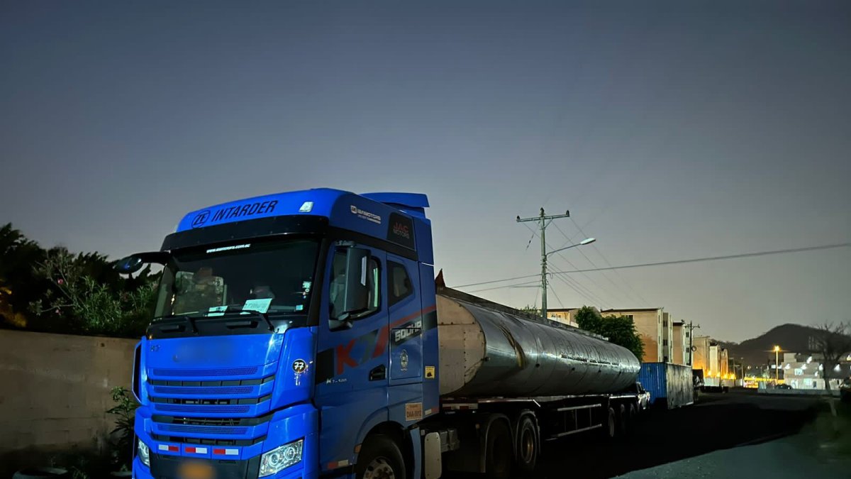 Transportaba 10.000 galones de gasolina sin autorización de la agencia de regulación y control.