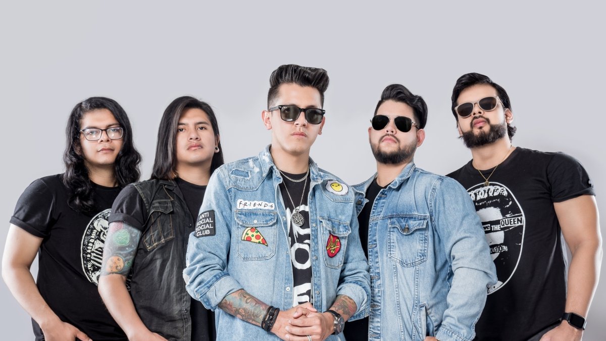 Sus integrantes son Joel Zhindón (primera guitarra), John Wildfire (segunda guitarra), Jeremy Nox (vocalista), Sebastián Romero (bajista) y Diego Zhindón (baterista).