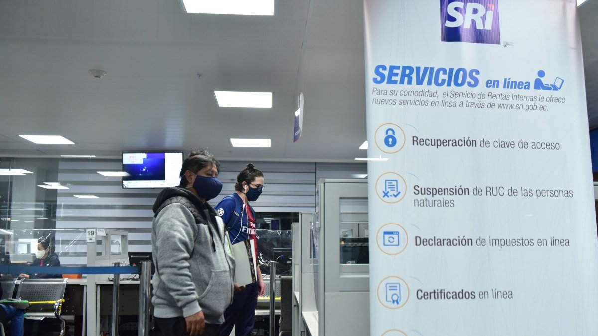 Usuarios en instalaciones del SRI.