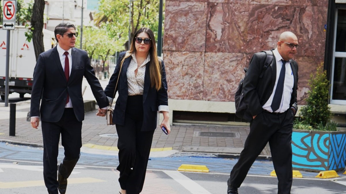 Diligencia. El juez Walter Macías a su llegada a la Unidad Judicial de la Familia en Quito.