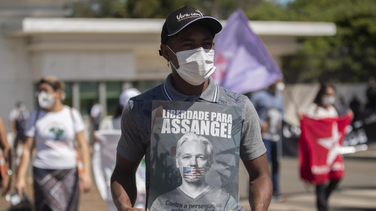 Fotografía de archivo de una protesta en favor de Julian Assange, en Brasil.