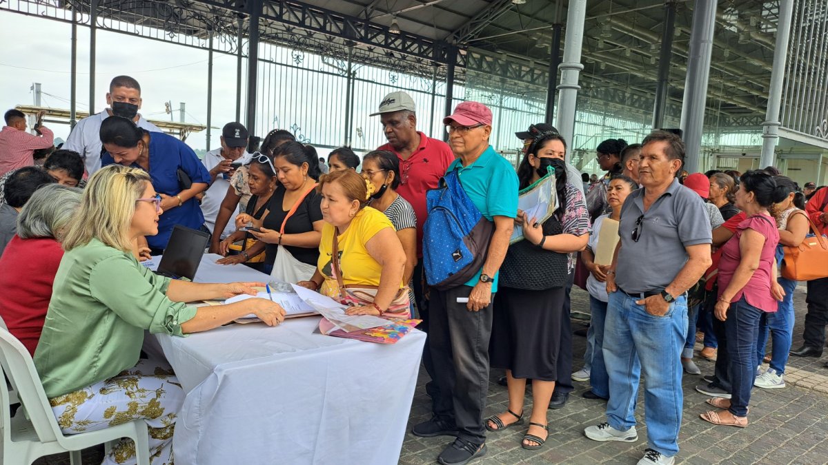 Cientos de ciudadanos acudieron al Palacio de Cristal para pedir información sobre la regularización de sus edificaciones.