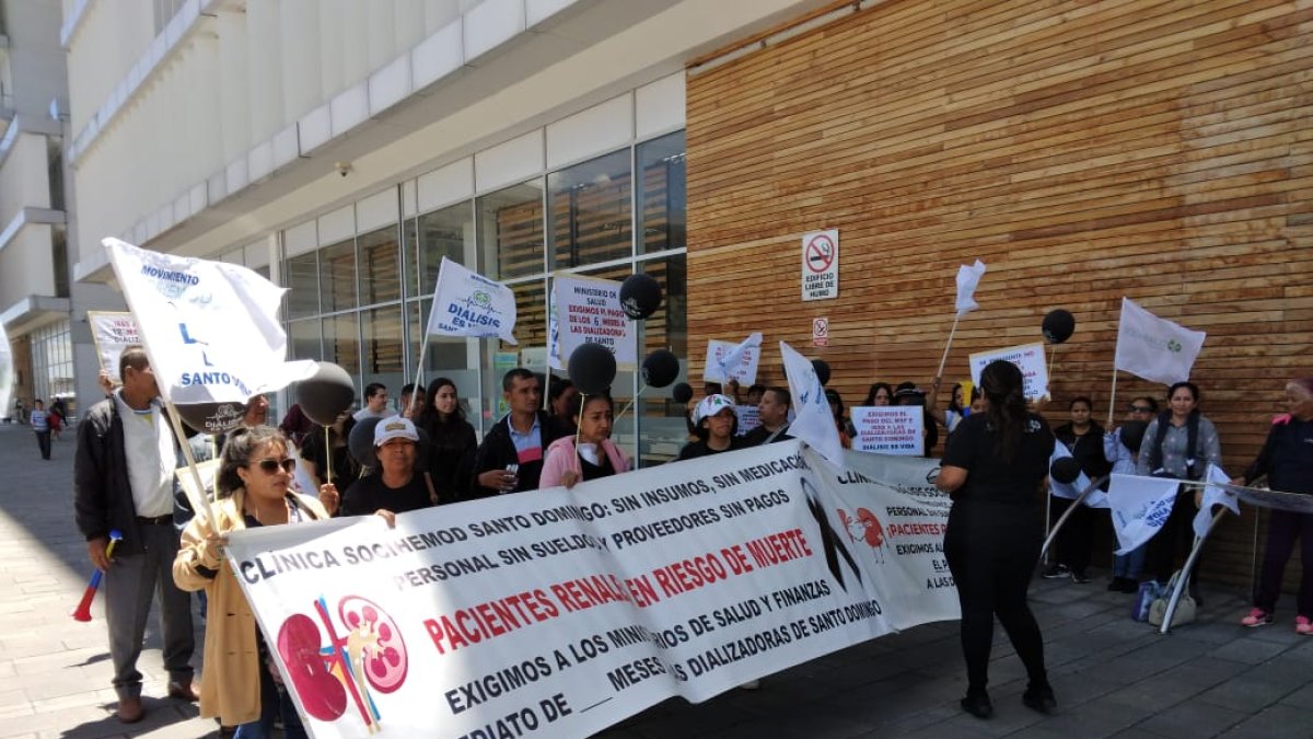 El miércoles 13 de septiembre, pacientes renales y familiares realizaron en Quito una marcha de apoyo al reclamo de los centros de diálisis privados donde se atienden.