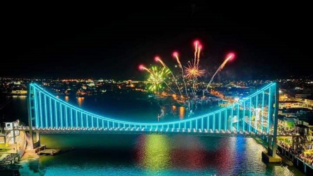 La obra fue inaugurada la noche del 13 de septiembre, en medio de la algarabía de los habitantes.