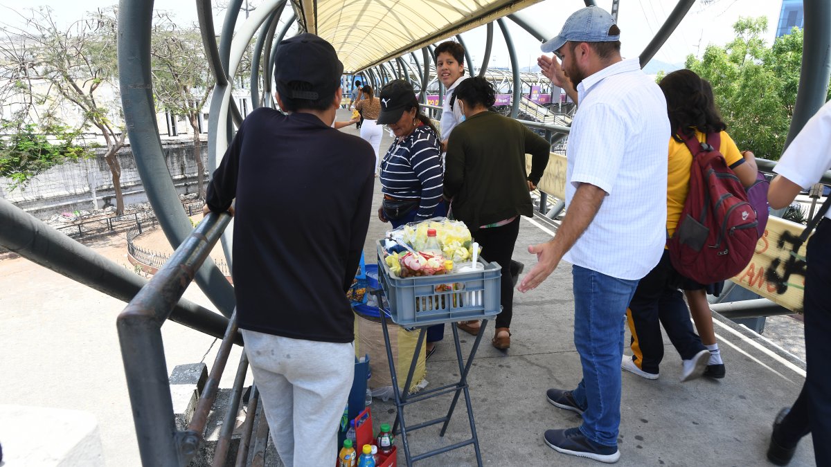 Se desalojó a los vendedores informales ubicados en los exteriores de los centros educativos.