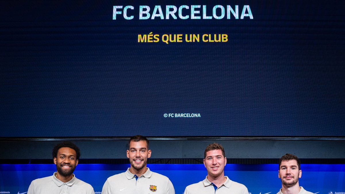 Los nuevos jugadores con sus dorsales.