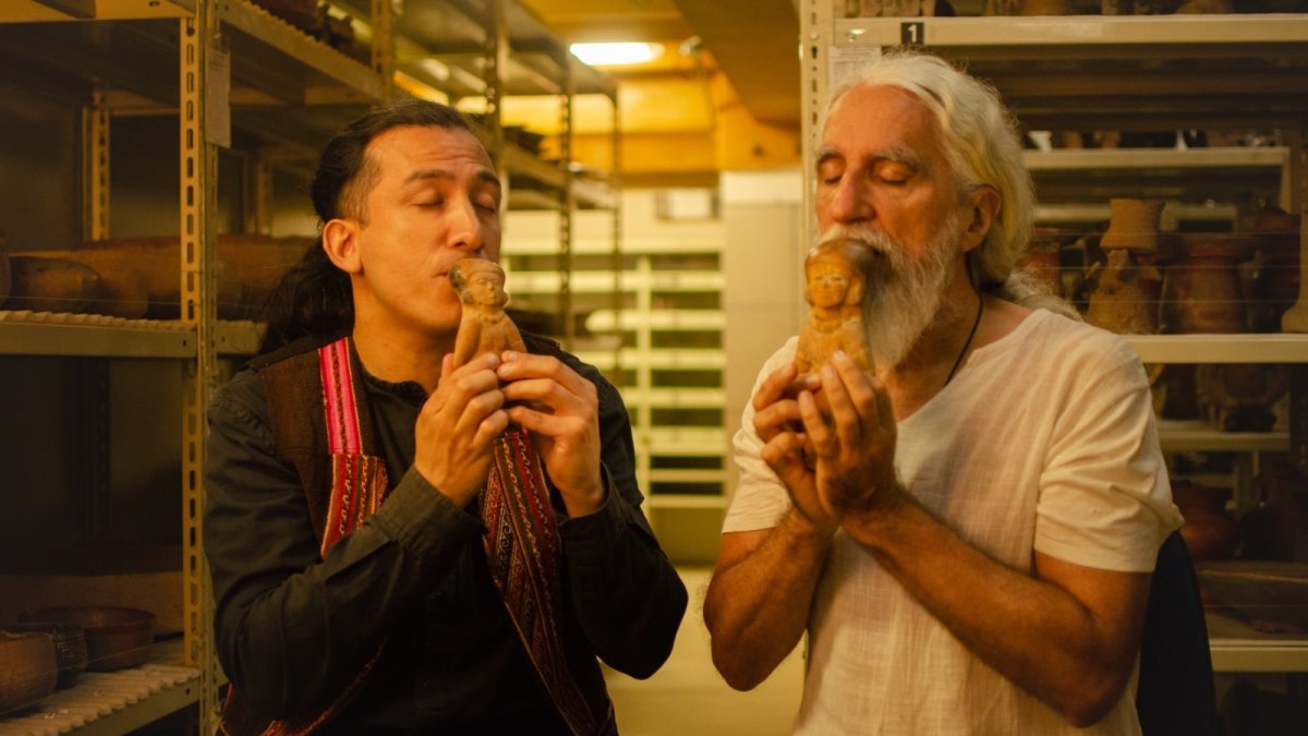 Acción. Esteban Valdivia y Victoriano Sandes, tocan dos instrumentos.