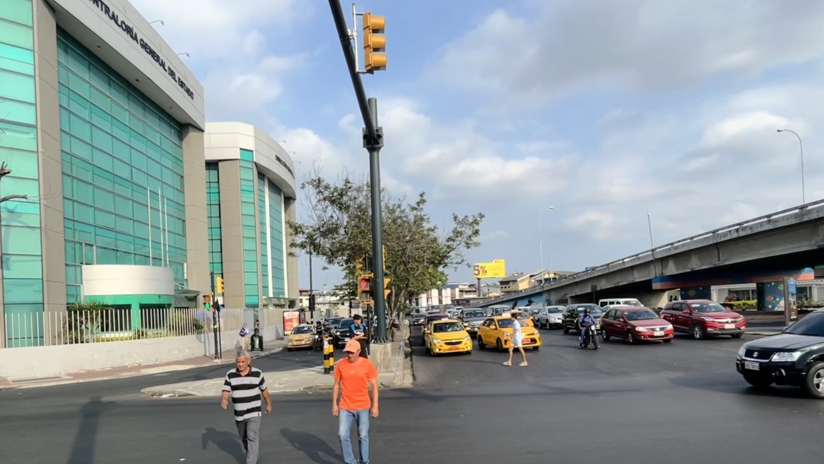 Señaléticas. A lo largo de las avenidas Carlos Luis Plaza Dañín y Francisco de Orellana, como en sus intersecciones, no hay división de carriles ni pasos cebras.