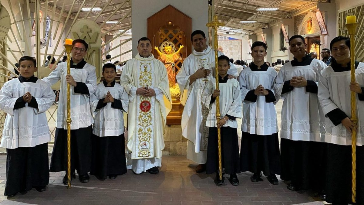 Posesión. El padre Alejandro Rodríguez asume como párroco de San Juan de la Cruz, en el Guasmo.