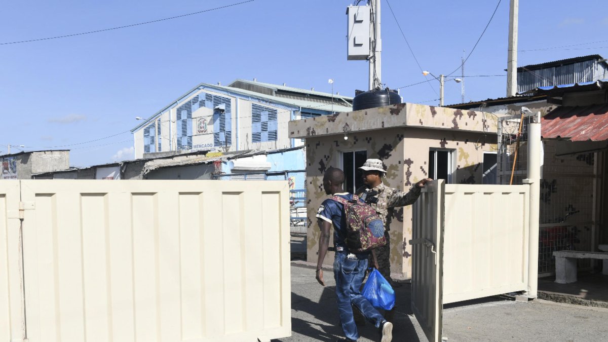 Militares dominicanos vigilan la frontera con Haití.