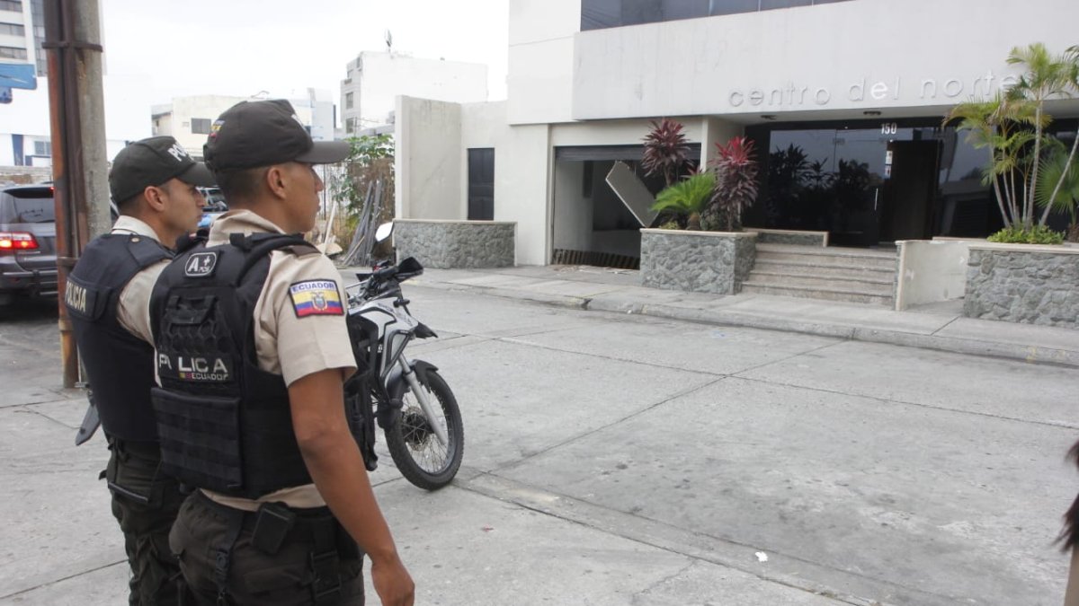 Dos sujetos en moto lanzan un artefacto explosivo en la entrada del garaje de un edificio de Kennedy Norte.