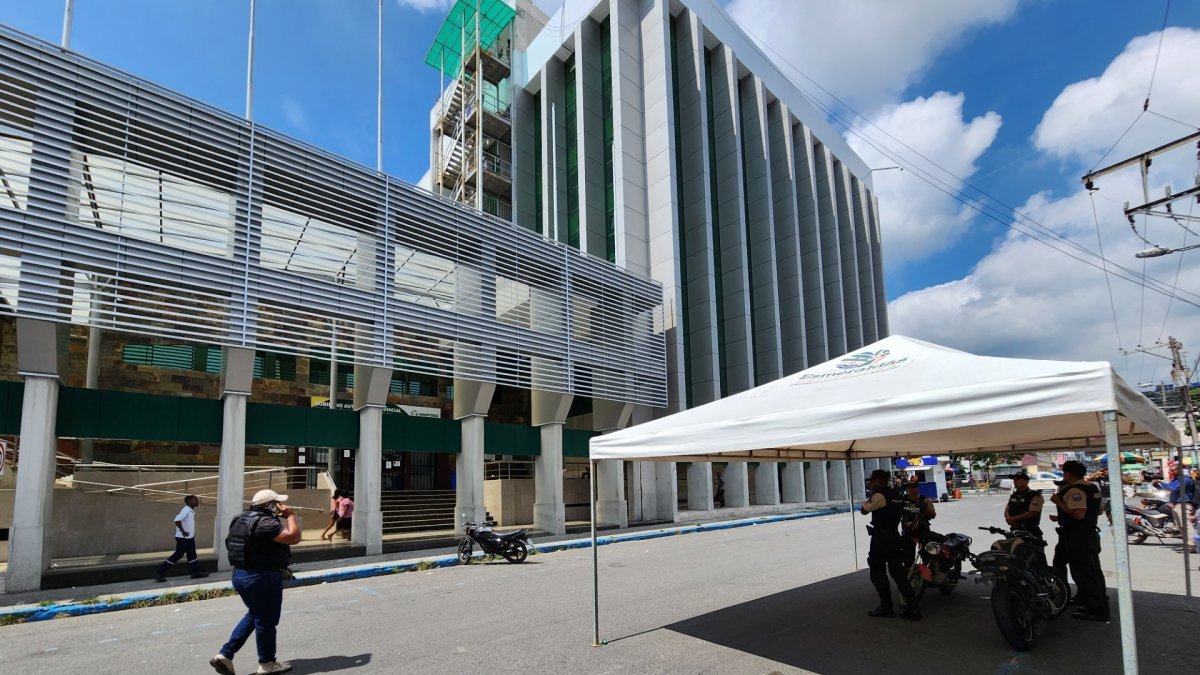 Esmeraldas. La Prefectura de Esmeraldas declaró dos días de duelo por el asesinato de uno de sus obreros.