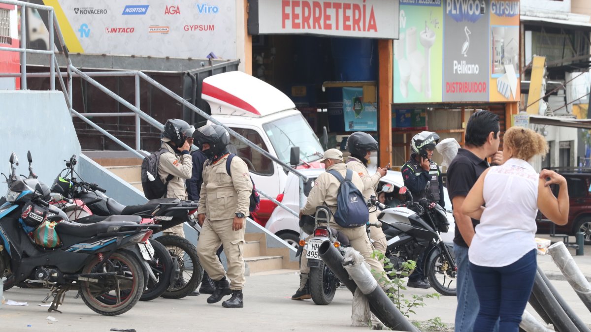 Guayaquil. Tras el ataque contra uno de sus guardias, la seguridad se reforzó en el supermercado.