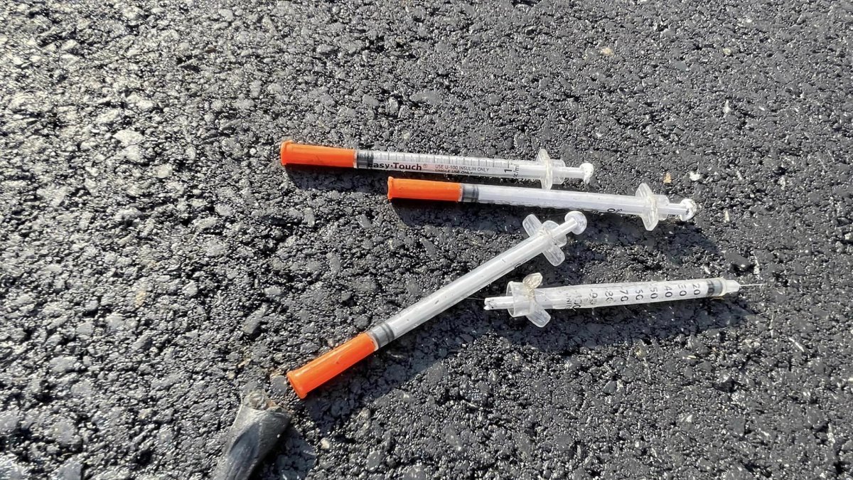 Jeringuillas sobre la acera en una calle de Filadelfia.