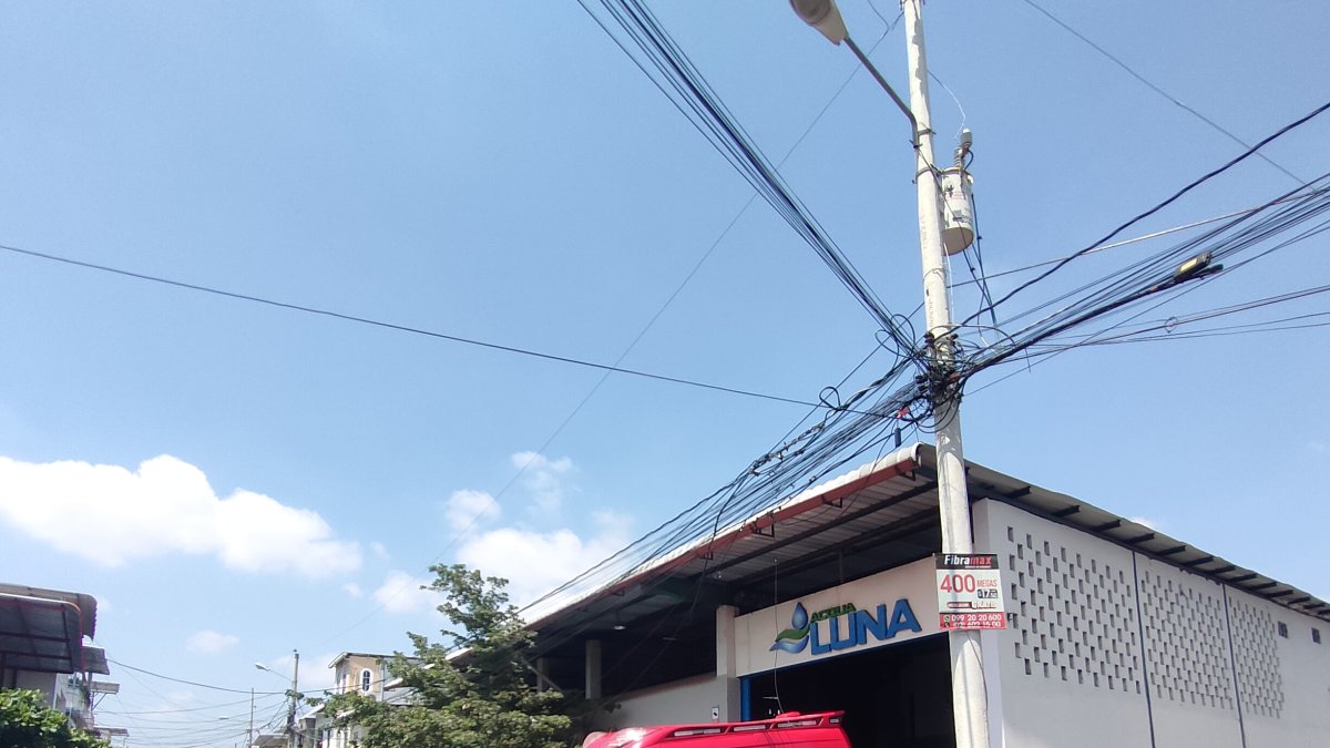 Manta. Una ambulancia llega a la bodega donde ocurrió el crimen.