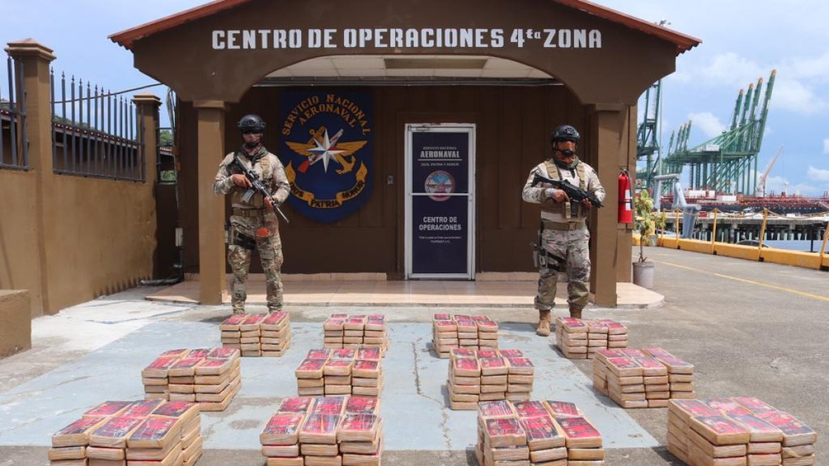 Agentes del Servicio Nacional Aeronaval (Senan) decomisaron 1.060 paquetes con droga en una operación en el río La Maestra.