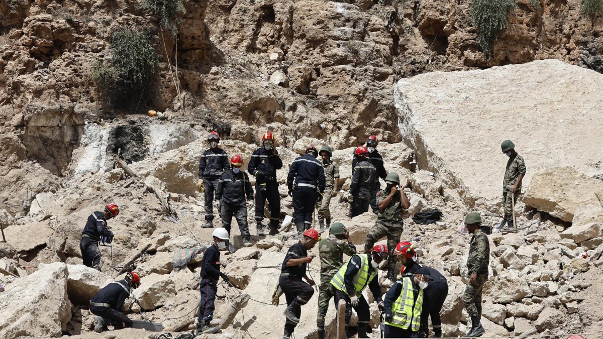 Los equipos de rescate continúan en la búsqueda de cuerpos entre los escombros.