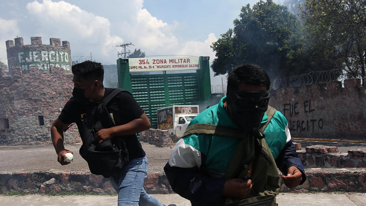 Estudiantes vandalizan un cuartel militar durante protestas en Chilpancingo, estado de Guerrero, México.