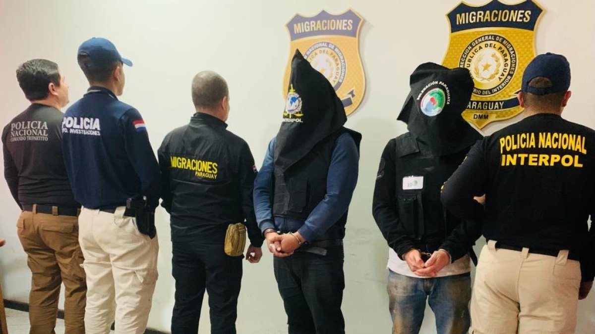 Dos de los tres brasileños detenidos por agentes paraguayos.