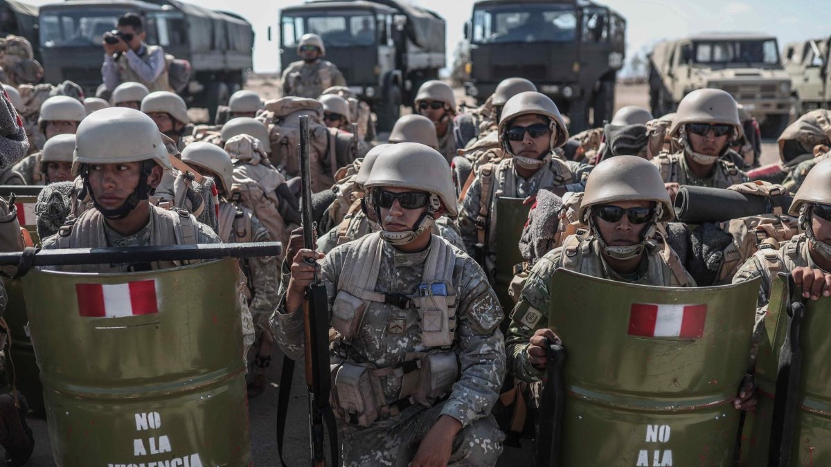 Fotografía de archivo. Un escuadrón de militares peruanos desplegados en una zona de control fronterizo, en Santa Rosa, limítrofe con Chile.