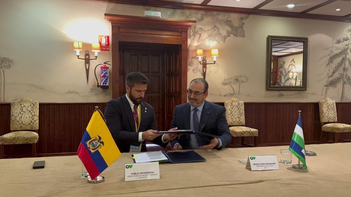 Acuerdo.- El ministro de Finanzas de Ecuador, Pablo Arosemena, firma el documento para que Ecuador reciba un crédito por 488 millones de dólares de la CAF.