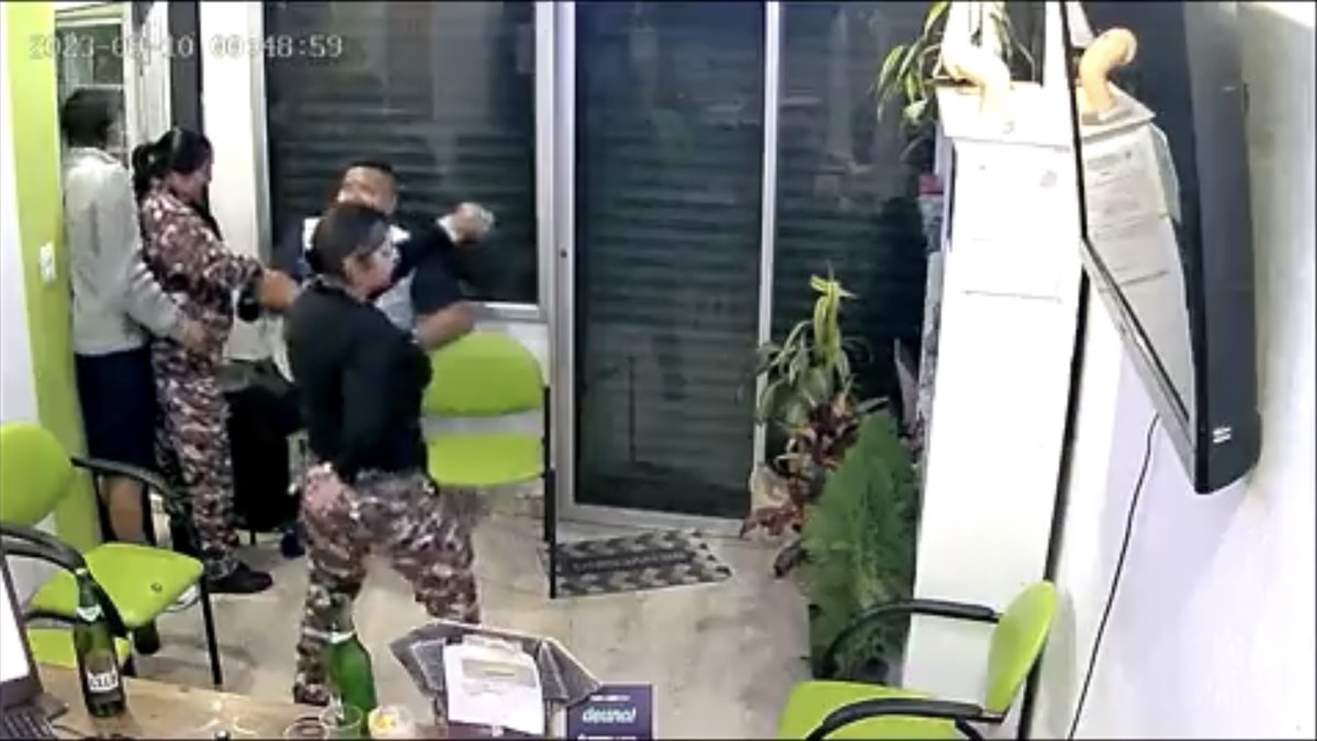 Captura de pantalla. En las imágenes se observa a las agentes penitenciarias bailar y beber con dos sujetos.