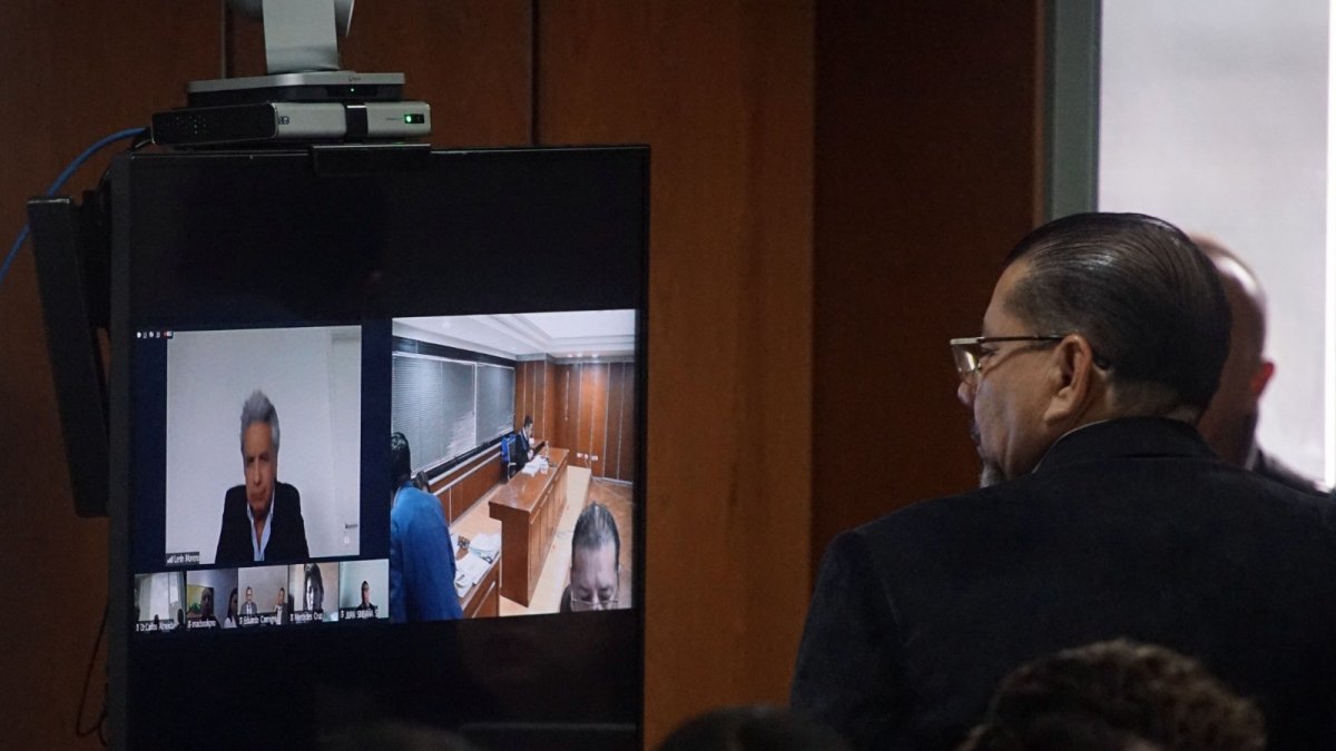 Diligencia. El expresidente Lenín Moreno aparece en la pantalla durante una de las audiencias celebradas en el caso.